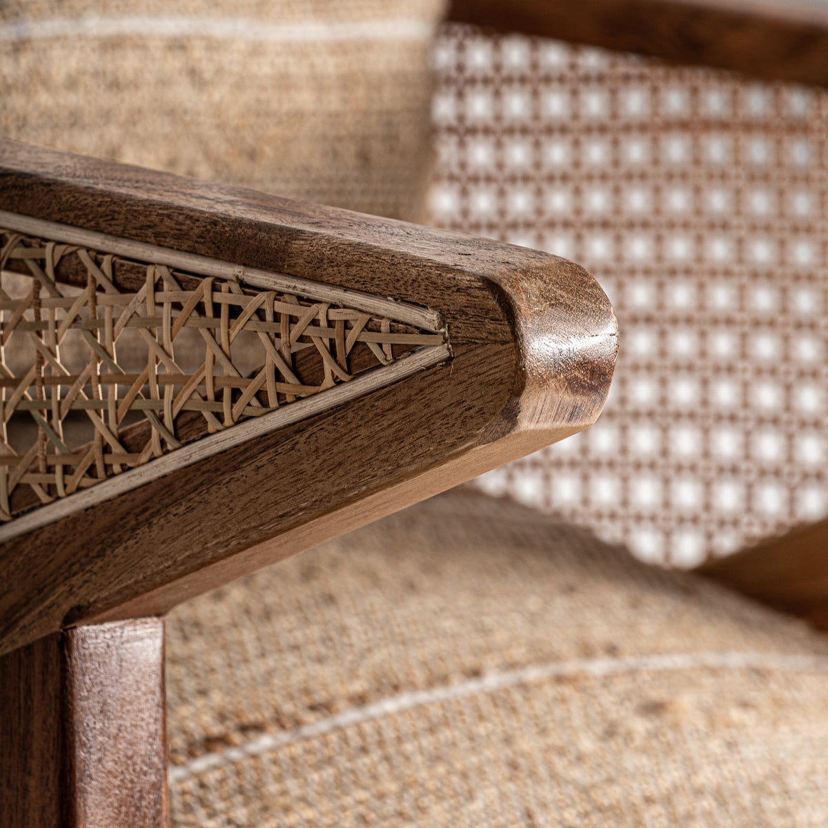 Fauteuil en tissu et jute marron