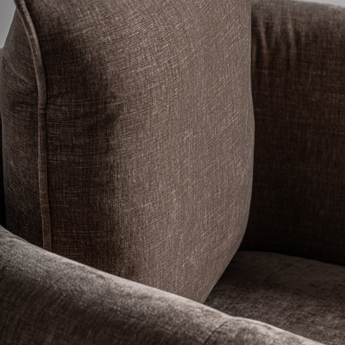 Fauteuil en tissu taupe
