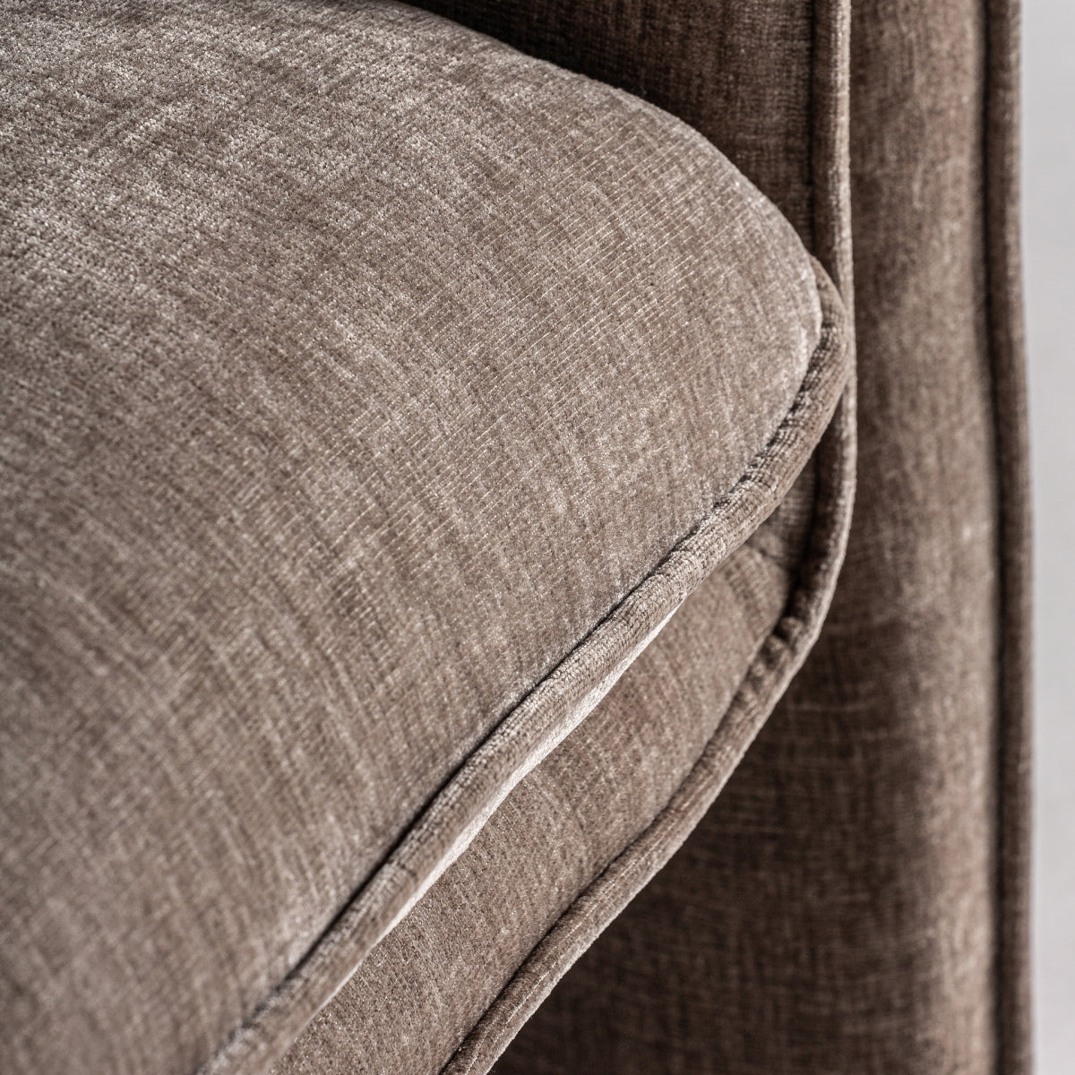 Fauteuil en tissu taupe