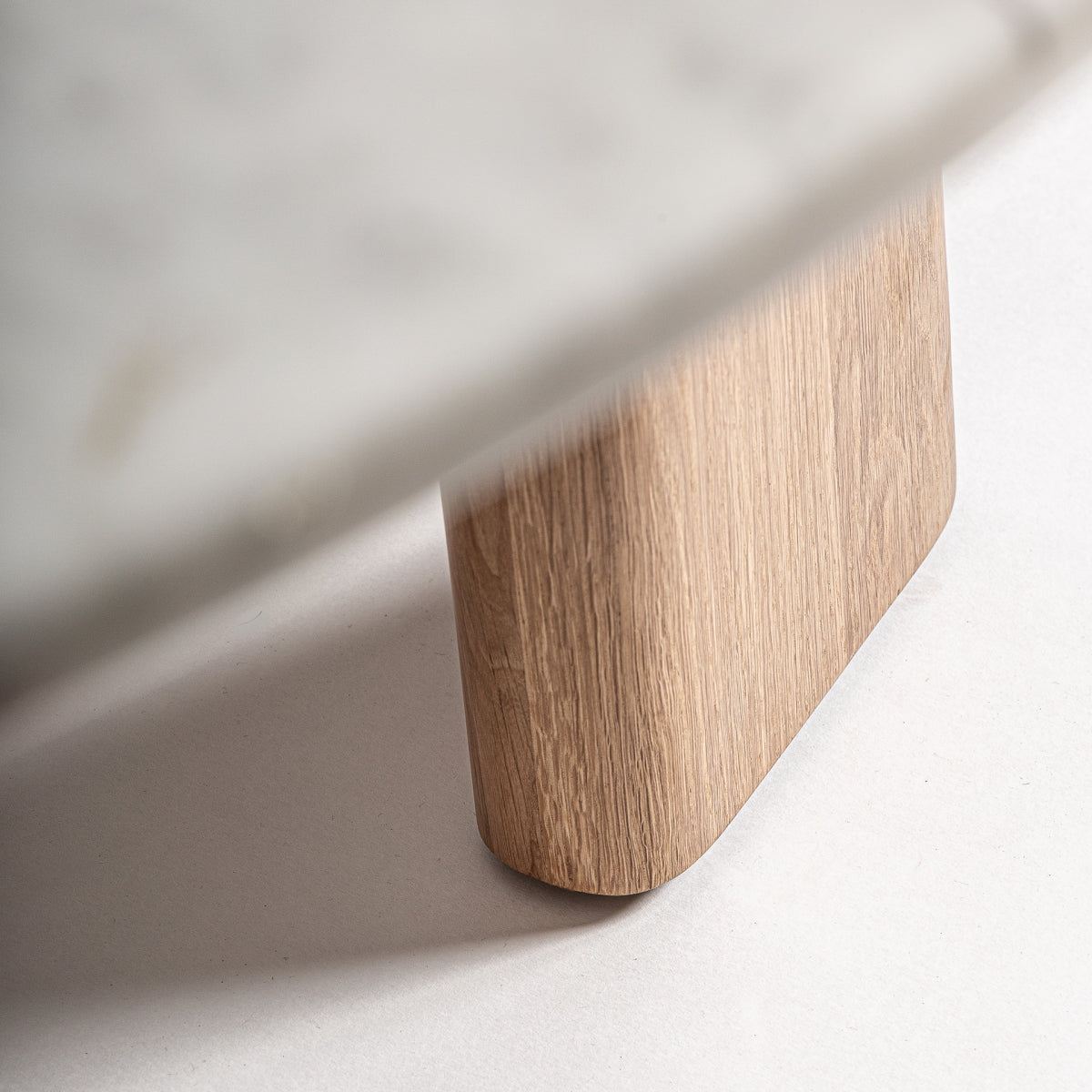 Table de salle à manger en chêne et marbre blanc