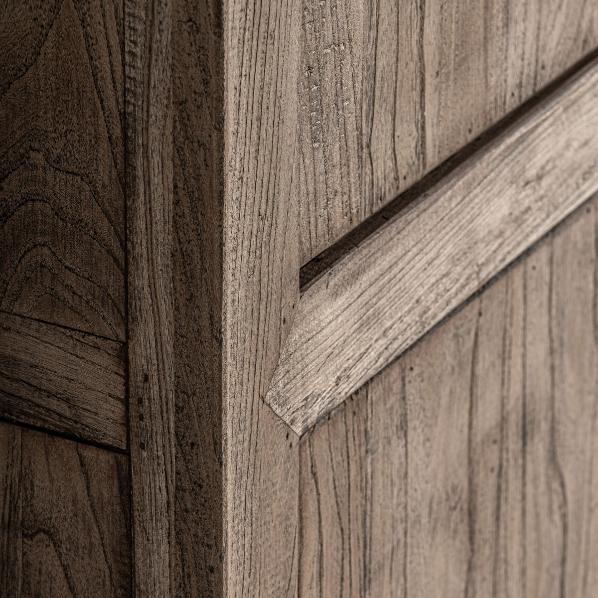 Armoire en bois d'orme