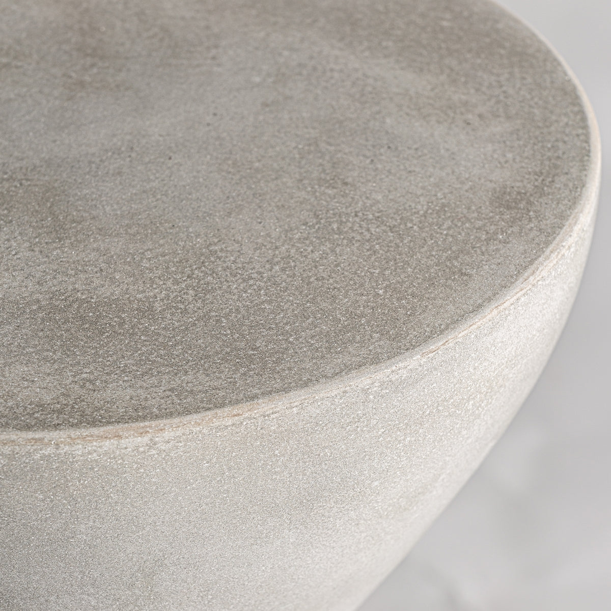 Table d'appoint en ciment gris