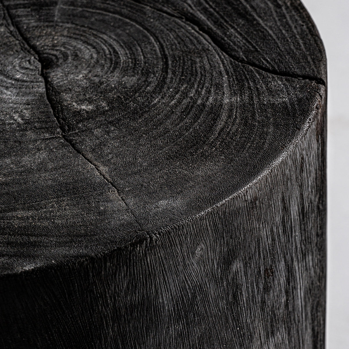 Table d'appoint en bois de suar brûlé