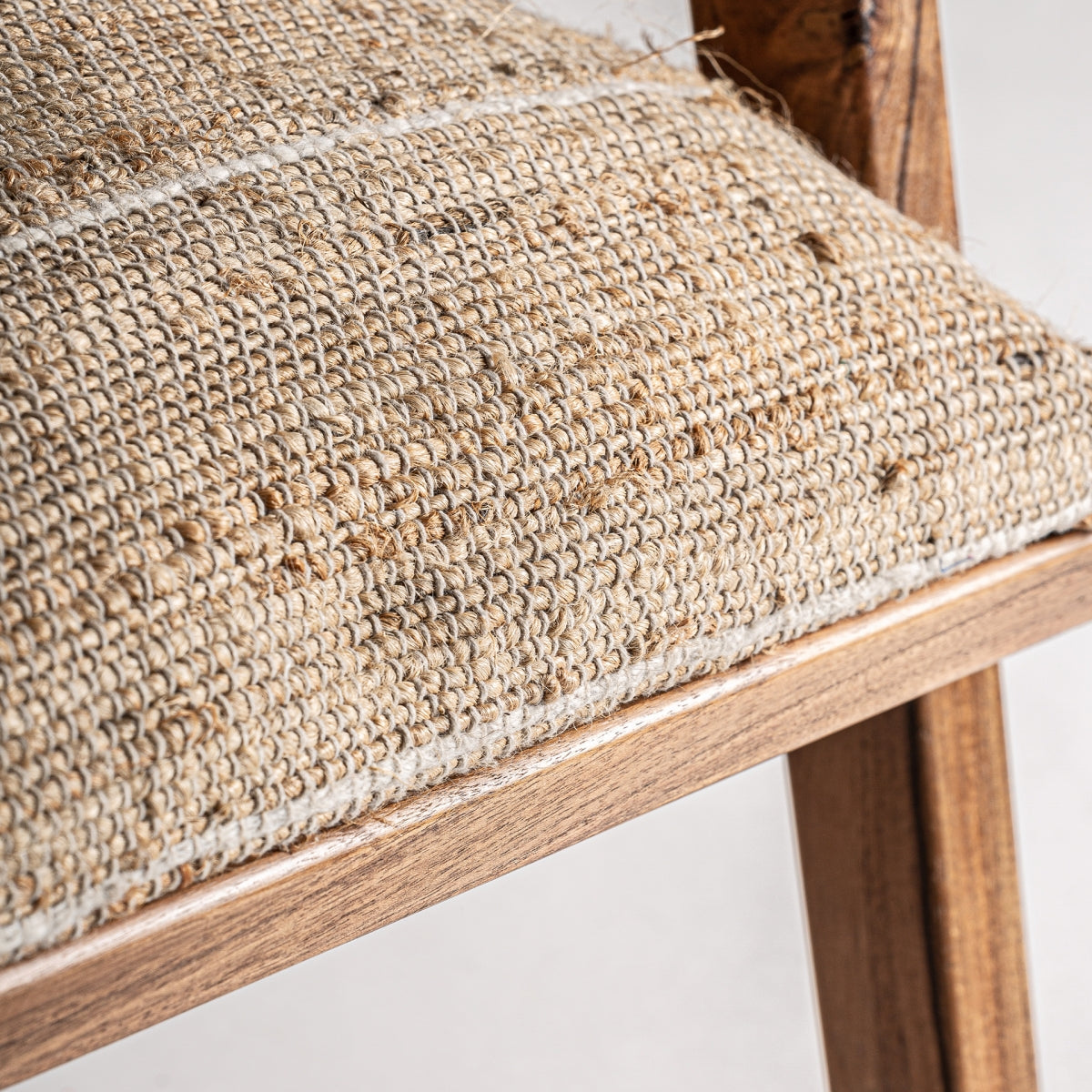 Fauteuil en tissu et jute marron