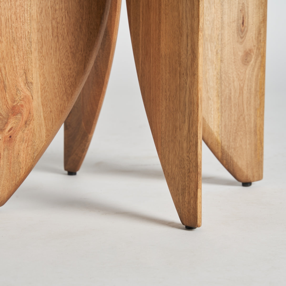 Table d'appoint en manguier et en verre