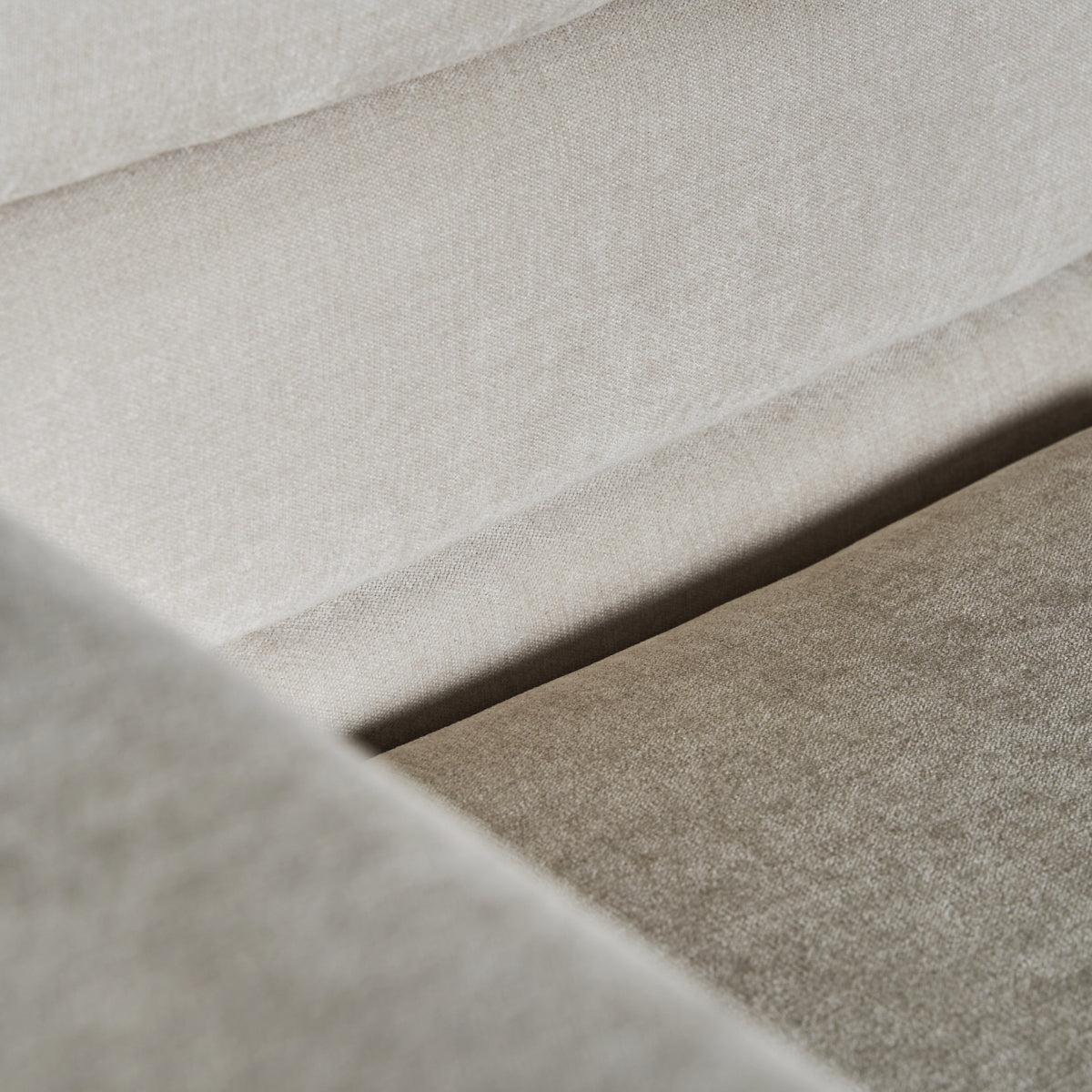 Fauteuil en tissu gris clair