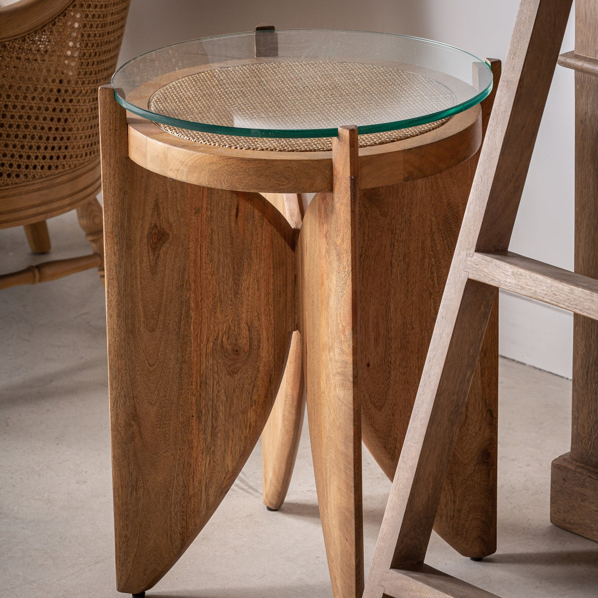 Table d'appoint en manguier et en verre