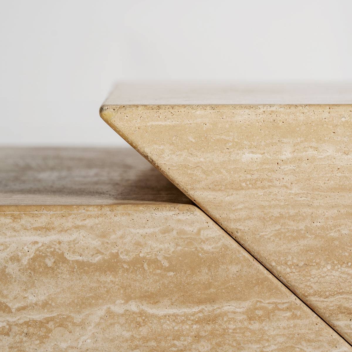Meuble TV en travertin beige