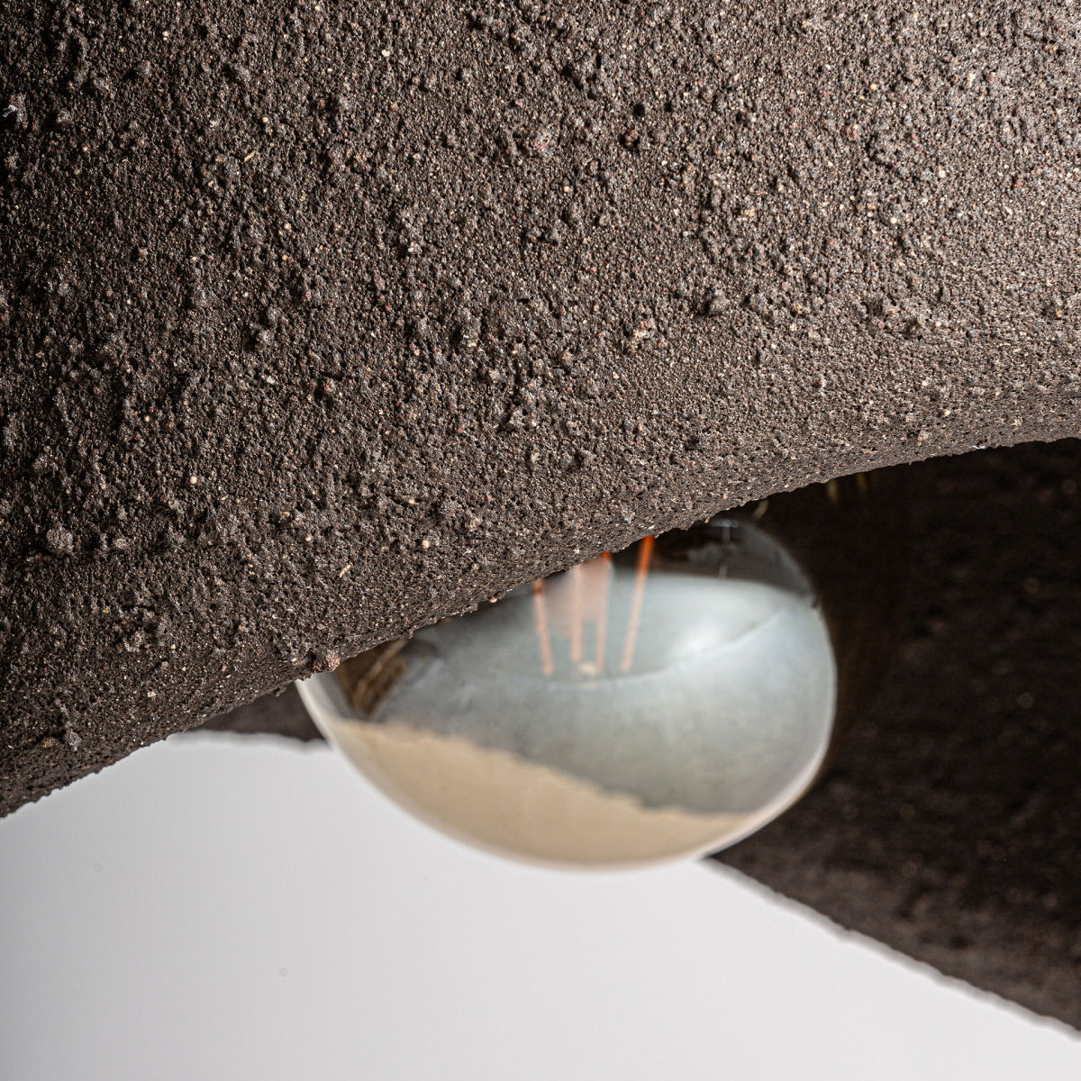 Suspension en résine marron