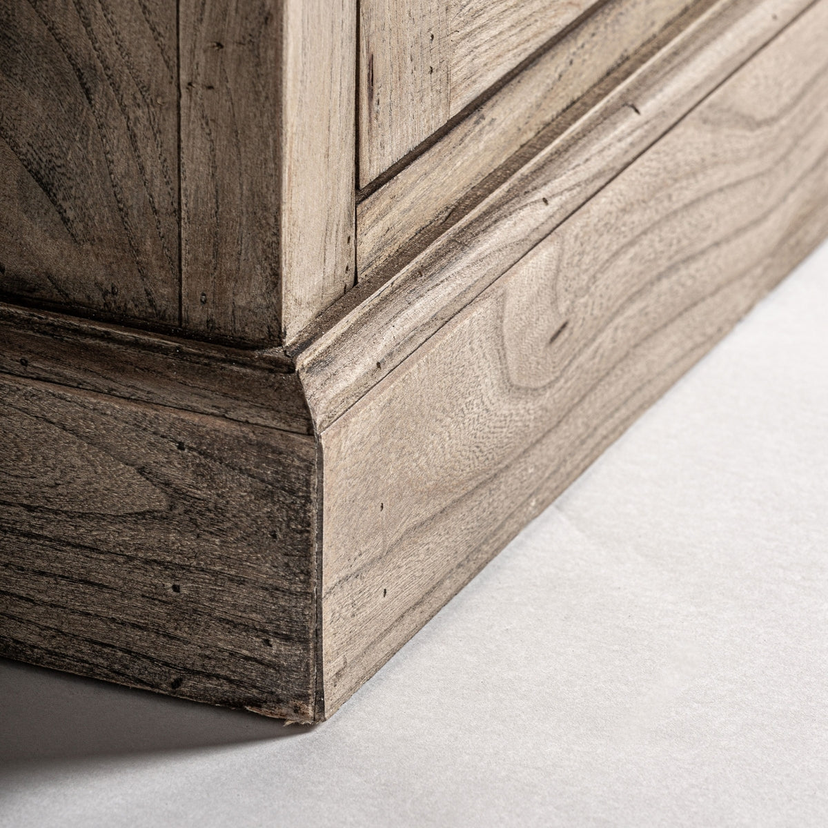 Vitrine en bois d'orme marron