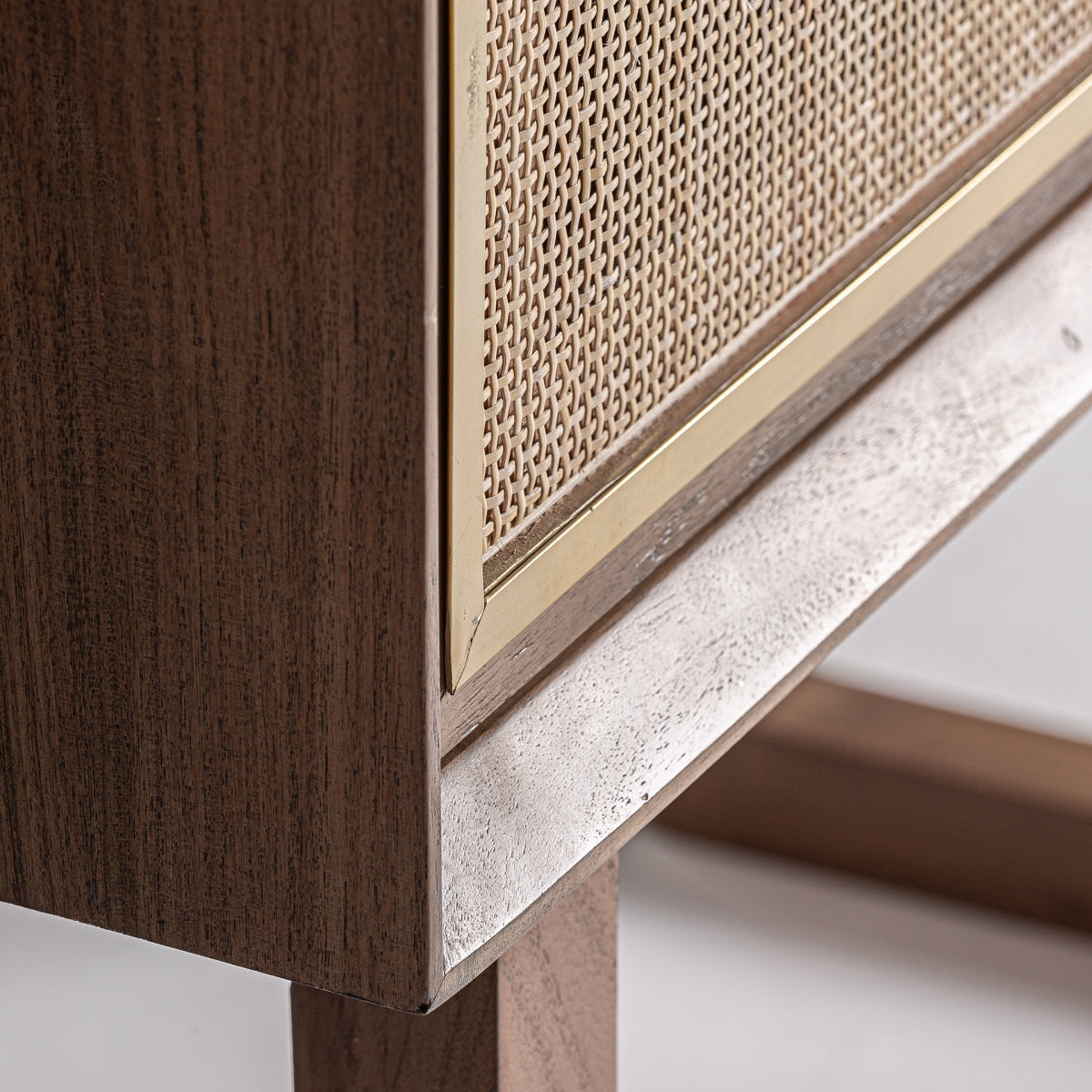 Buffet haut en bois de manguier et rotin