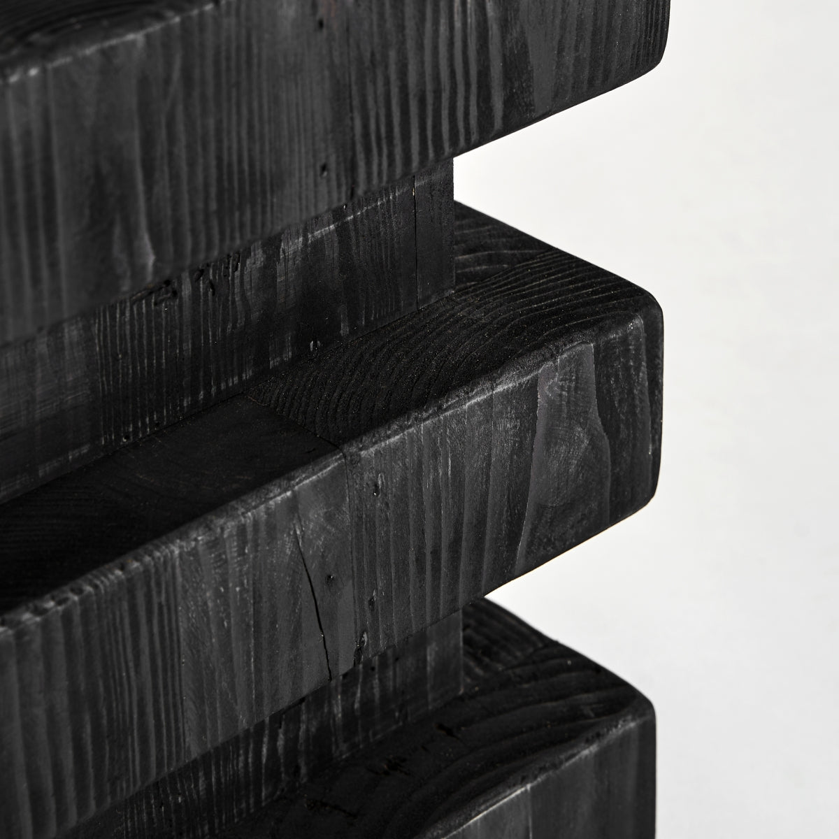 Tabouret en bois de pin noir