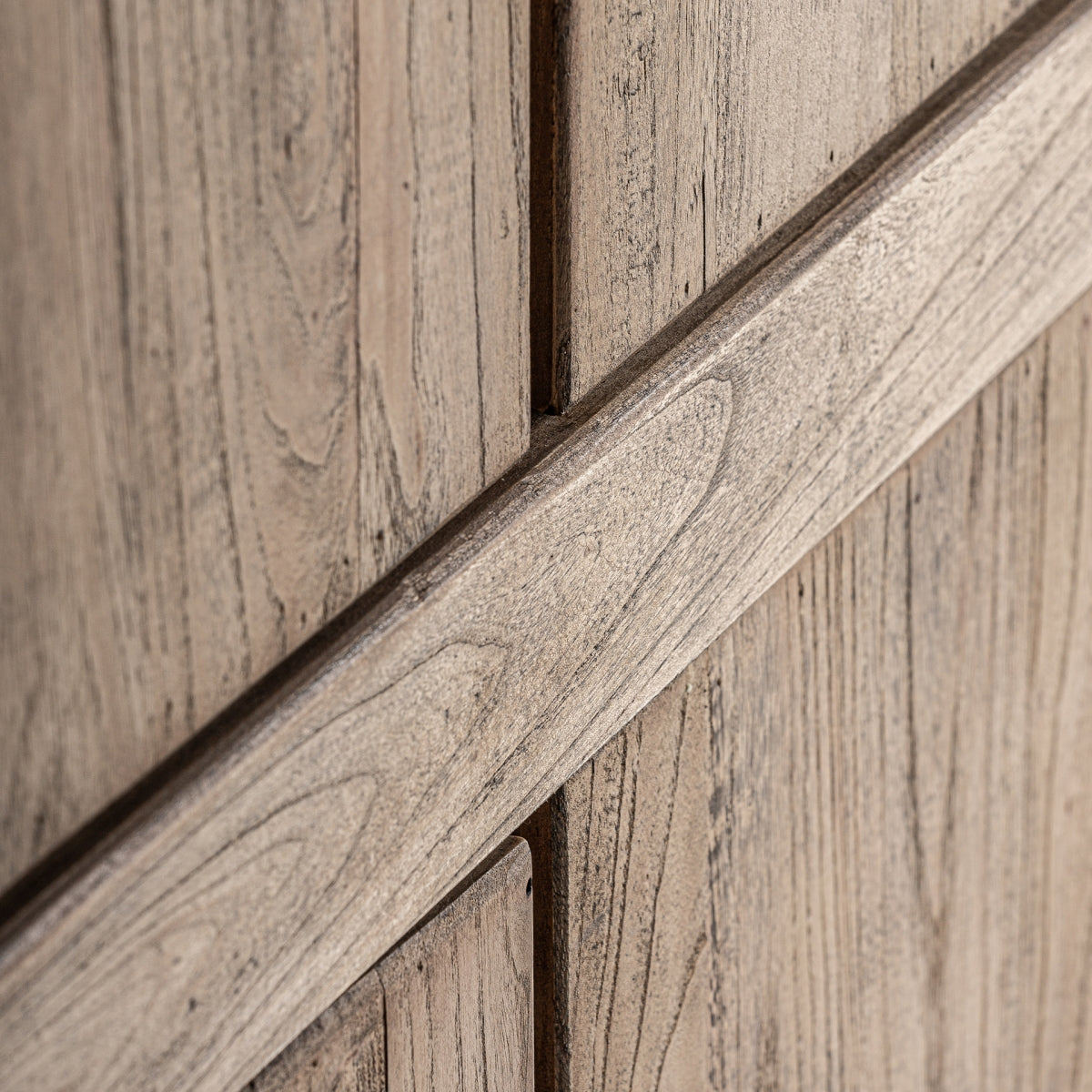 Armoire en bois d'orme